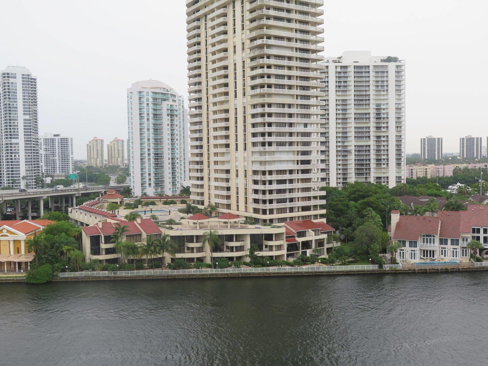 מיאמי ביץ' Ocean Reserve Luxury Condos Across From Sunny Isles Beach מראה חיצוני תמונה